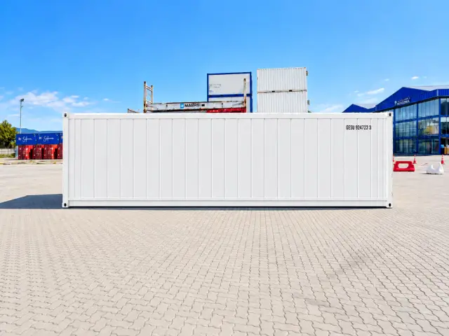 Caja reefer de 40 pies High Cube vista de costado desde el otro extremo del depósito