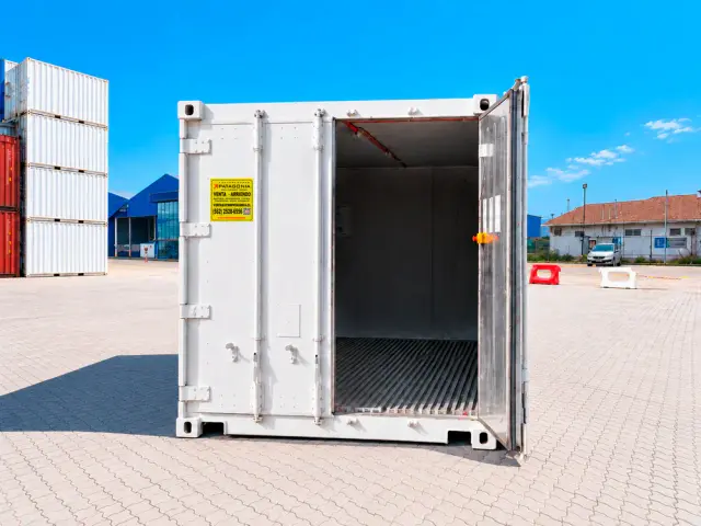 Container refrigerado de 20 pies con una hoja abierta, mostrando el piso ranurado de aluminio