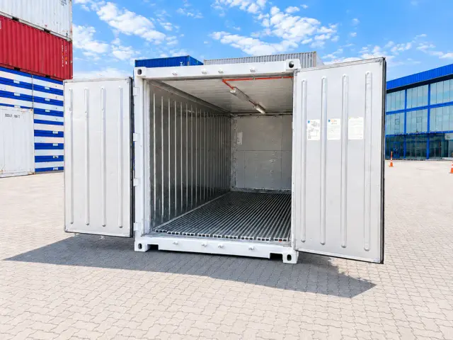 Container refrigerado de 20 pies con las dos puertas abiertas y el interior a la vista